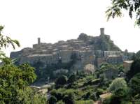Der toskanische Ort Roccatederighi könnte das Vorbild für den fiktiven Ort Le Case sein. © wikipedia