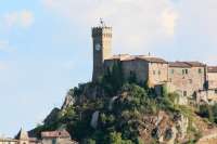 Torre dell’ Orologio, Uhrturm, davon gibt es einige in der südlichen Toscana, auch in Le Case. © wikipedia