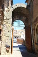 Die Porta Castello (Kastell-Portal) in Roccatederighi und auch in Le Case. © wikipedia