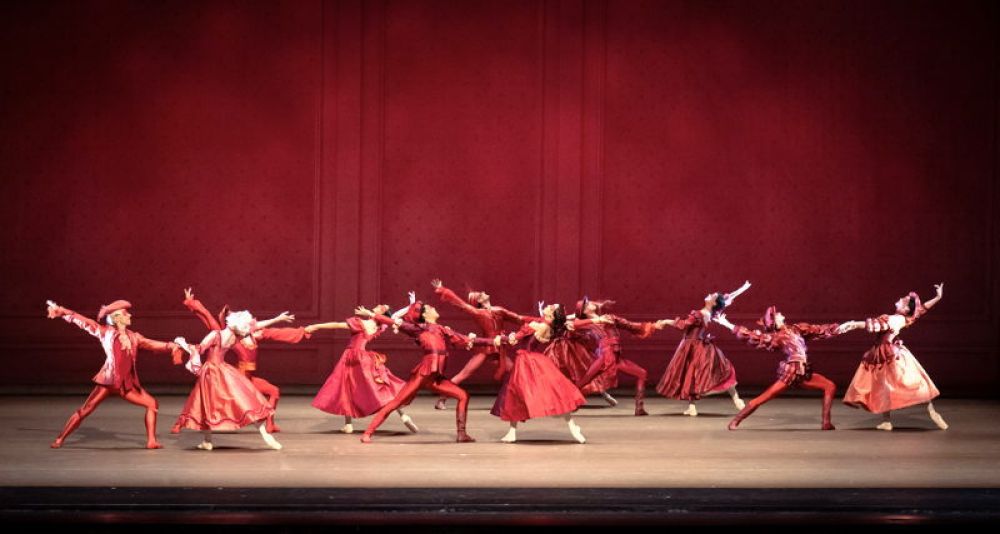 Das Corps de Ballet tanzt am roten Ball.