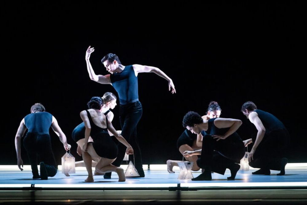 Francesco Scandroglio mit dem Ensemble in "Ligeti Essays", einem Ballett von Karole Armitage.