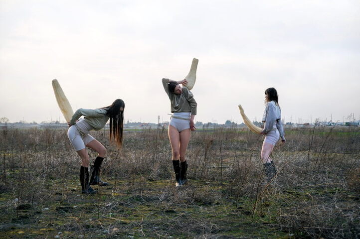 Drei Tänzerinnen in der Landschaft.