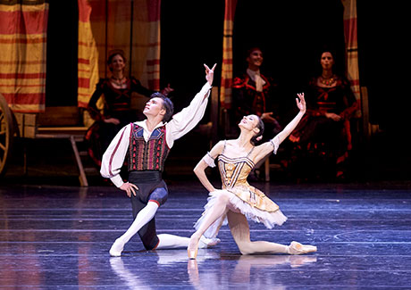 Triumphal: Robert Gabdullin, Liudmila Konovalova. © Wiener Staatsballett / Michael Pöhn