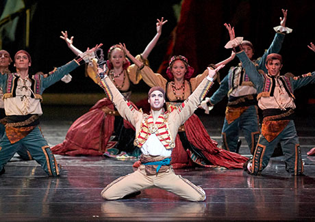 Ein Zigenuer tanzt Krakowiak (Davide Dato). © Wiener Staatsballett / Michael Pöhn