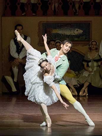 Lise, sylphidenhaft; Colas, eingesprungen (Hashimoto, Sosnovschi) © Wiener Staatsballett / Ashley Taylor 