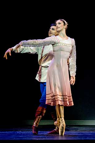 Gerda (Alice Firenze) tanzt mit Kay (Davide Dato). © Wiener Staatsballett / Ashley Taylor 