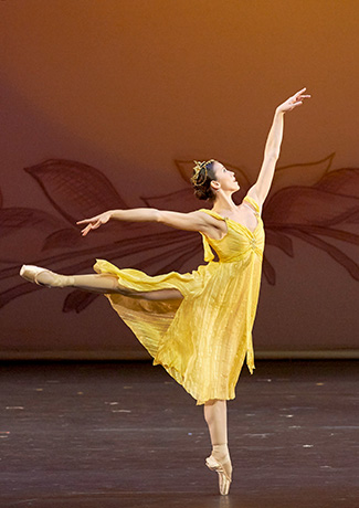 Alce Firenze tanzt in der  Sommersonne. © Wiener Staatsballett / Michael Pöhn