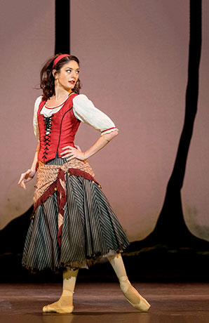 Die Zigeunerin (Ketevan Papava) hilft Gerda. © Wiener Staatsballett / Ashley Taylor 