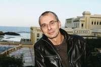 Choreograf Malandain zu Hause in Biarritze (sein Theater ist im Hintergrund zu sehen) © Jean-Daniel Chopin