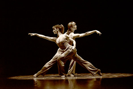 Sylvie Guillem mit Emanuela Montanari in "here after".  Bill Cooper