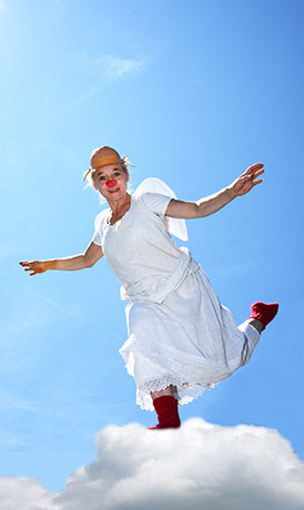 Brenda Feuerle (Elke Riedmann) im Himmel. © Nikolaus Walter