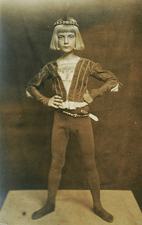 Franz Matsch fotografierte seinen Sohn  als" Prinz Ludwig von Ungarn". © Privatsammlung