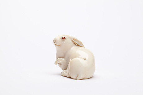 Der Hase mit den Bernsteinaugen, Netsuke. © Michael Harvey