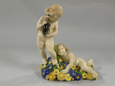 Zwei Putti mit einem Kaninchen, um 1919. © MAK