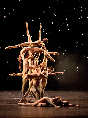 Finale im goldenen Licht:  "Fool's Paradise". © Wiener Staatsballett / Ashley Taylor 