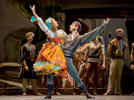 Alice Firenze, Davide Dadot (Zulméa, Birbanto): Eine Freude, ihnen zuzusehen. © Wiener Staatsballett / Ashley Taylor 