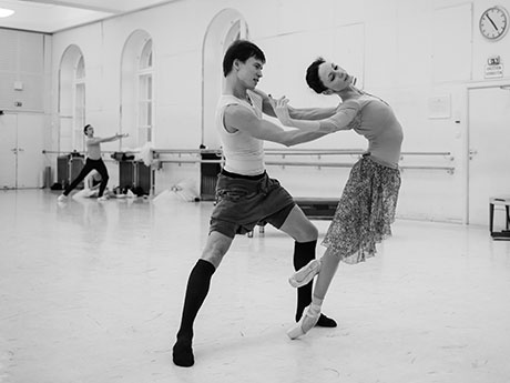 Gabdullin probt mit Konovalova im Pas de deux © Wiener Staatsballett / Ashley Taylor 