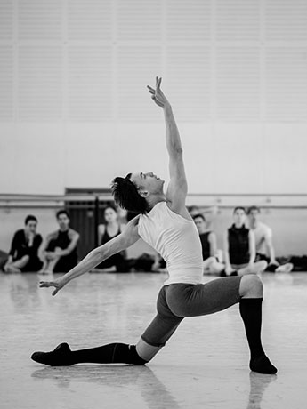 Robert Gabdullin probt Conrad, den Korsaren © Wiener Staatsballett / Ashley Taylor 