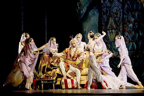 Der Pascha inmitten seiner Damen (Mihail Sosnovschi, Liudmila Konovalova). © Wiener Staatsballett / Ashley Taylor 