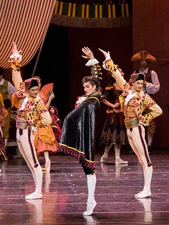 Espada, der Spanier an sich (Eno Peçi) © Wiener Staatsballett / Ashley Taylor 