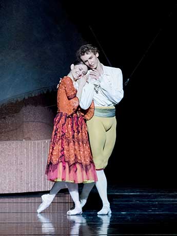 Innige Liebe: Kitri (Nuñez) und Basil (Chudin). © Wiener Staatsballett / Ashley Taylor 