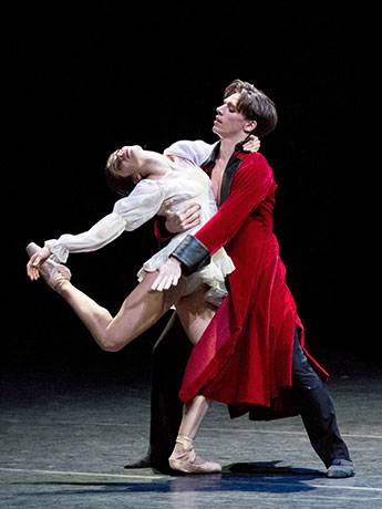 Neuer Solotänzer Géraud Wielick ("Schicksal" in "Marie Antoinette", mit Maria Yakovleva). © Wiener Staatsballett / Ashley Taylor  