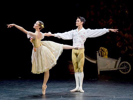 Nina Tonoli als "junges Talent" mit James Stephens in "La fille mal gardee" (Volksoper) © Wiener Staatsballett / Ashley Taylor 