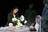 Duse am Sterbebett des Soldaten Luciano Nicastro (Ferri, Alexandr Trusch). © Holger Badekow