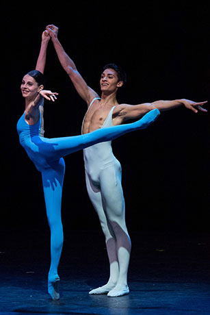 "Arepo": Laura Nistor, James Stephens. © Wiener Staatsballett / Ashley Taylor 