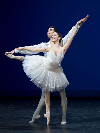 "Grand Pas Classique" Leonardo Basilio, Adele Fiocchi. © Wiener Staatsballett / Ashley Taylor 
