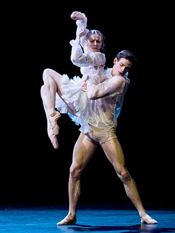 Marie Antoinette vom Liebhaber auf Händen getragen (Esina, Basílio) © Wiener Staatsballett / Ashley Taylor 