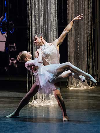 Kamil Pavelka: Axel von Fersen (mit Natascha Mair) © Wiener Staatsballett / Ashley Taylor 