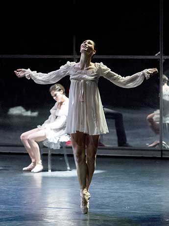 Auch Madame Elisbeth muss sterben (Oxana Kiyanenko, sitzende M. Yakovleva) © Wiener Staatsballett / Ashley Taylor 