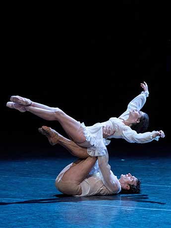 Weil' so schön war nocheinmal Maria Yakovleva mit Roman Lazik.in "Marie Antoinette". © Wiener Staatsballett / Ashley Taylor 