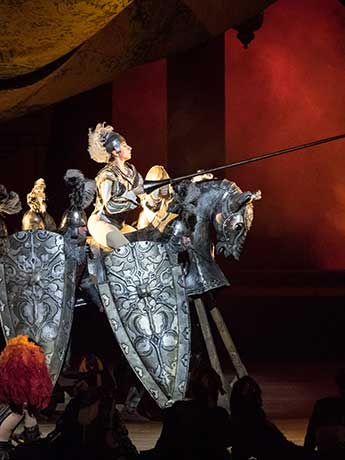 Denys Cherevychko als Jean de Brienne hoch zu Ross. Alle Bilder © Wiener Staatsballett / Ashley Taylor 