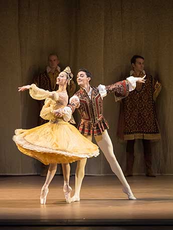James Stephens (Toubadour) mit Ionna Avraam (Freundin Raymondas)