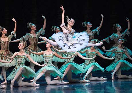 Lidumila Konovalova mit Ensemble in "Don Quixote" © Wiener Staatsballett / Ashley Taylor 