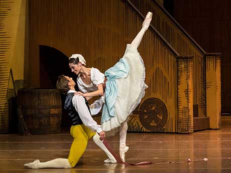 Cheryvichko, Yakovleva in "La Fille mal gardée" © Wiener Staatsballett / Ashley Taylor 