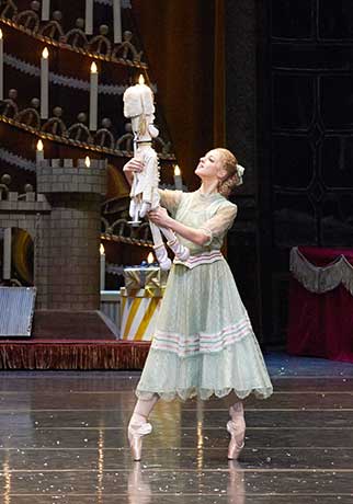 Mair als Clara in Nurejews  "Nussknacker" © WienerStaatsoper / Michael Pöhn 