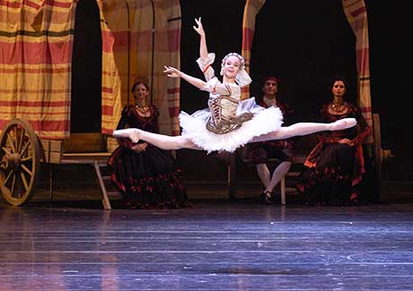 Tonoli als Erste Brautjungfer in "Don Quixote". © Wiener Staatsballett / Ashley Taylor 