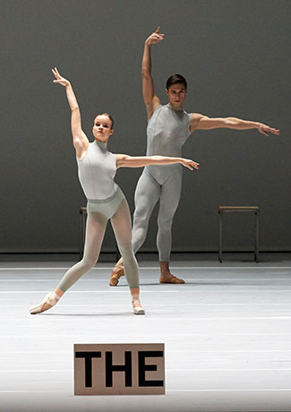 Nina Tonoli (mit Andrey Teterin) in "The Second Detail", © Wiener Staatsoper / Michael Pöhn 