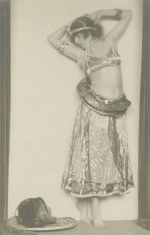 Hedy Pfundmayr in Tanz der Salome, um 1924, fotografiert von Dora Kallmus © Sammlung Christian Brandstetter