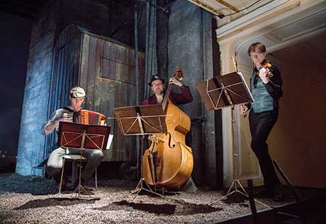 Das Orchester: Ironisch kommentierend, düster dramatisierend. © Herwig Prammer