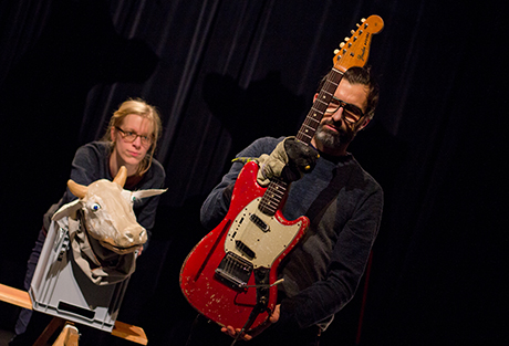 Birgit Kellner mit Kuh, Manfred Engelmayr mit Feuersalamnder und Gitarre © Julia Haas 