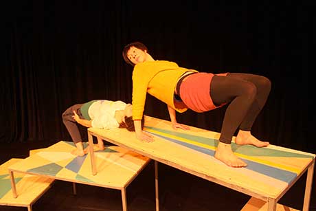 "drunter und drueber" purzeln Ciska und Lies aus Belgien.  © tout petit