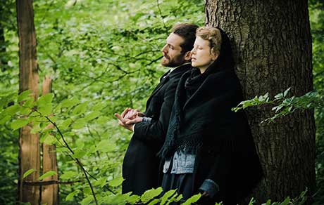 Das Liebespar (Paul Langewin: Arieh Worthalter; Marie Curie: Karolina Guszka)