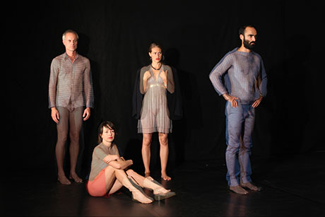 In "Sehnen" tanzt Paul Wenninger  mit Adriana Cubides, Raul Maia, Rotraud Kern,t  © Tanzquartier 