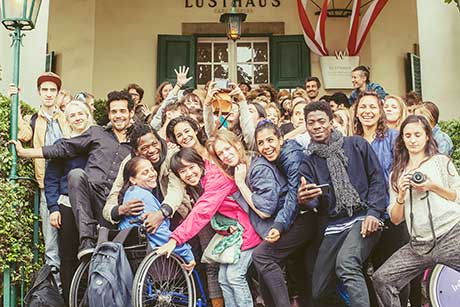 DanceWeb Stipendiatinnen 2015 feiern den Abschluss. ©Karolina Miernik