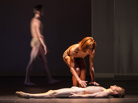 Rebecca Horner in "Sacre" (John Neumeier) © Wiener Staatsballett / Ashley Taylor 