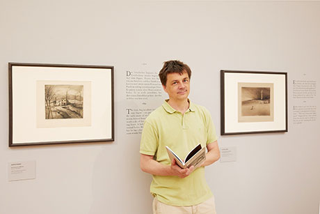 Radek Knapp vor den Bildern Alfred Kubins. © Eberhard Spangenberg/Bildrecht, Wien, 2017